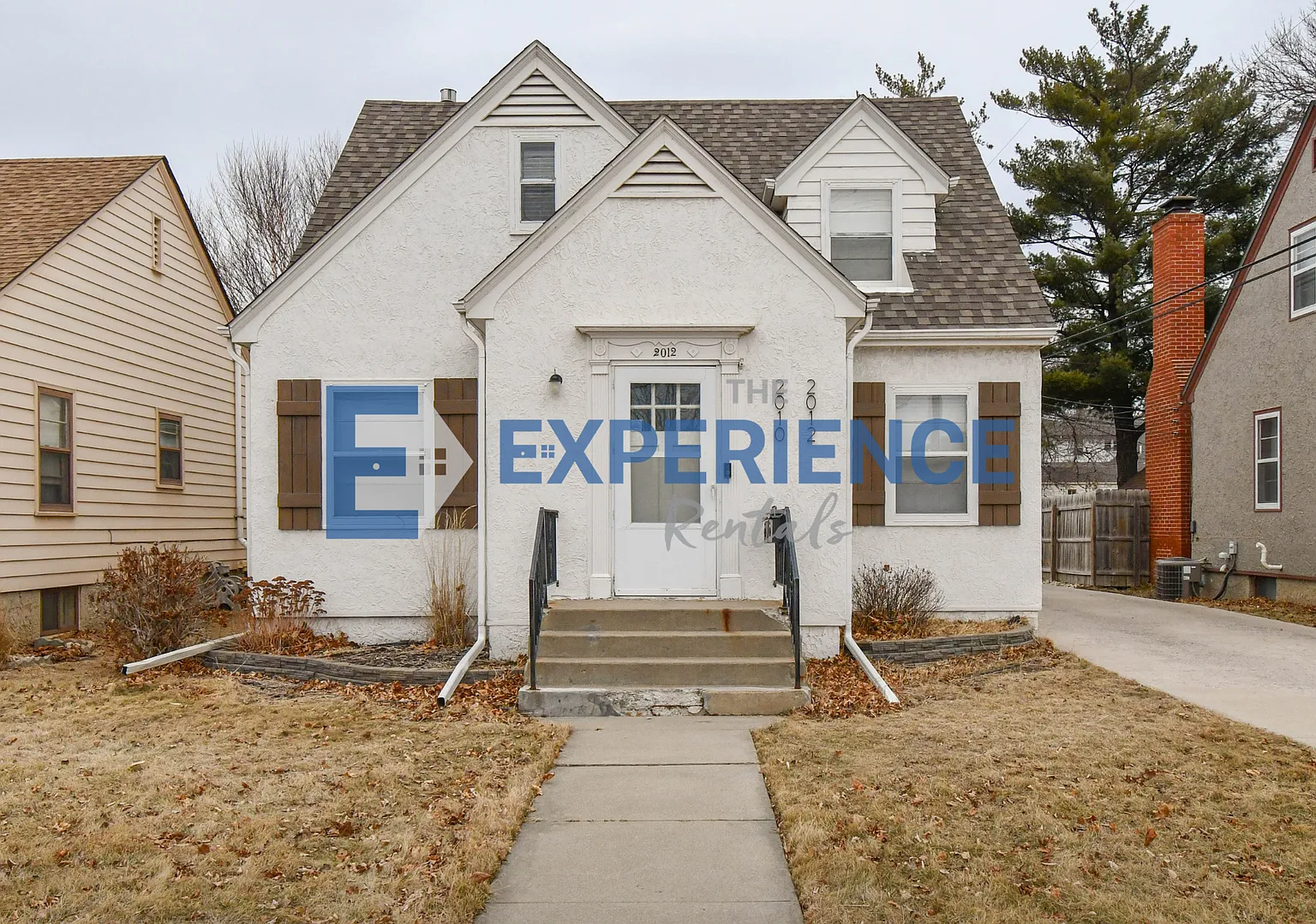 Stylish Furnished Duplex with Modern Finishes and Garage! Short-Term Available! — Photo 1