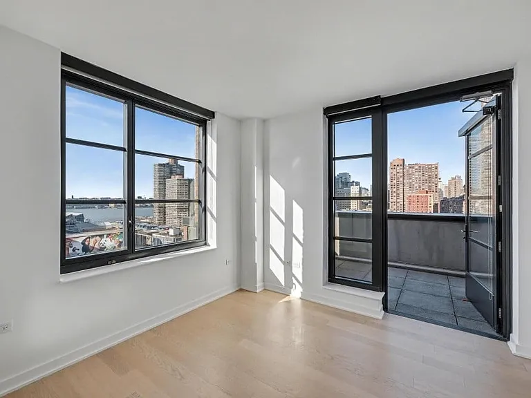 515 W 38th St #H16 — Photo 1