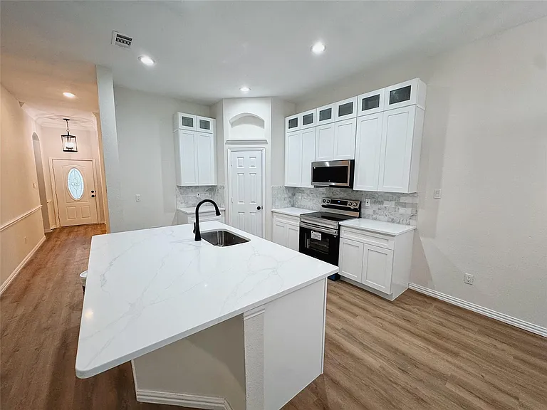 7504 Shasta Dr — Photo 5