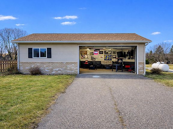 2nd image of 102 Meadowview St