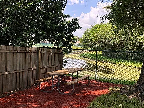 Backyard w picnic table