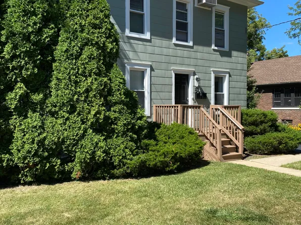 122 McHenry Ave APT B, Crystal Lake, IL 60014