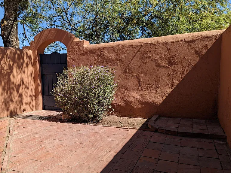 1040 N Campbell Ave — Photo 12