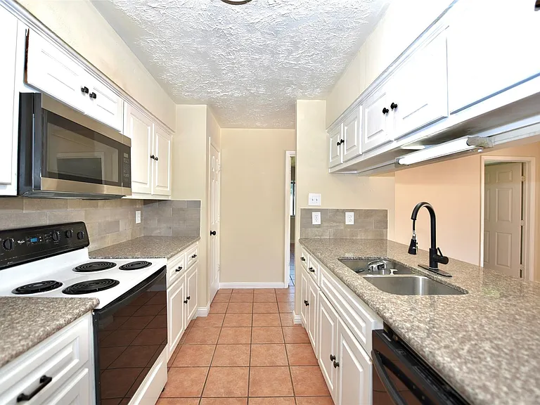 16222 Queensdale Dr — Photo 18