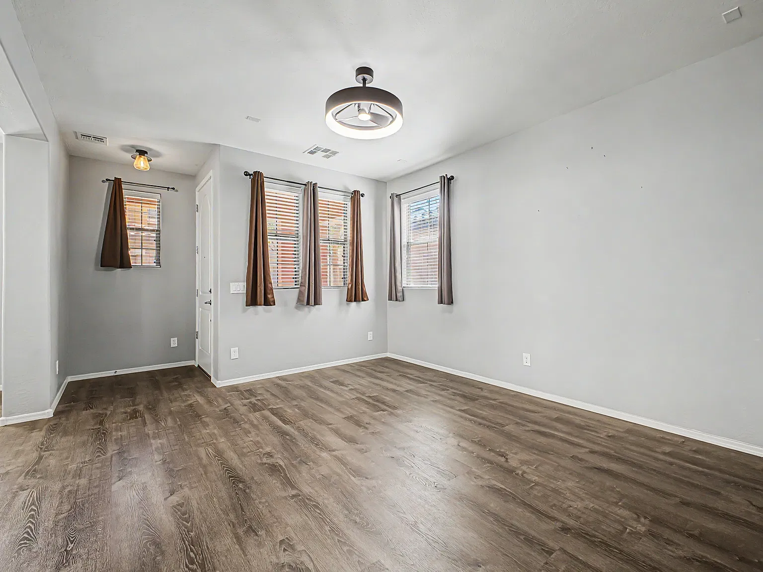 3 bed, 1883 sqft, $2,300 — Photo 4