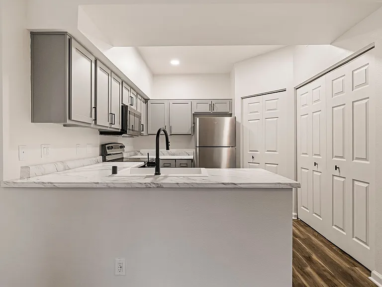 Sterling Oaks Luxury Apartments — Photo 70