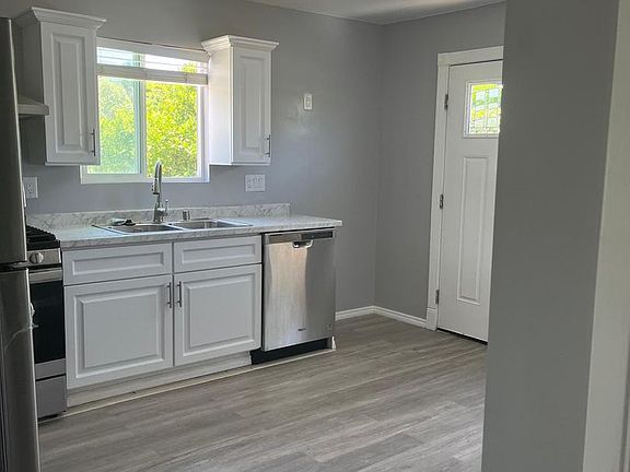 2nd image of 5215 Norway Dr