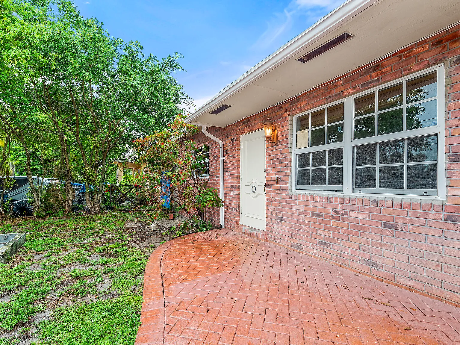 3 bed, 2.0 bath, 1344 sqft, $2,900 — Photo 2