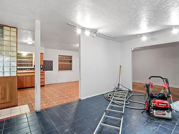 4th image of 5530 Fairbanks Dr