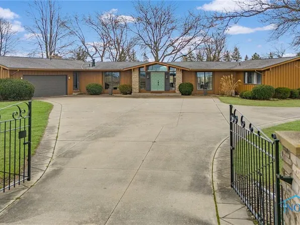 15855 Gorrill Rd, Bowling Green, OH 43402