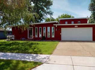 602 20th St SW, Minot, ND 58701