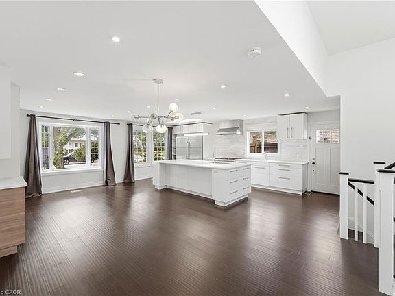 4th image of 677 Lomond Cres