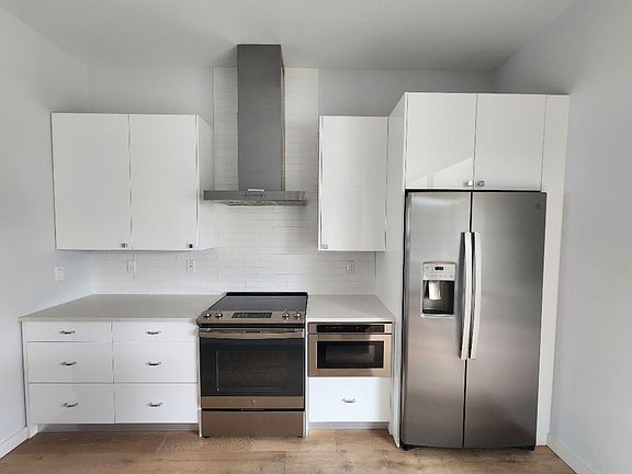 3rd image of 532 W Plaza Pl #2