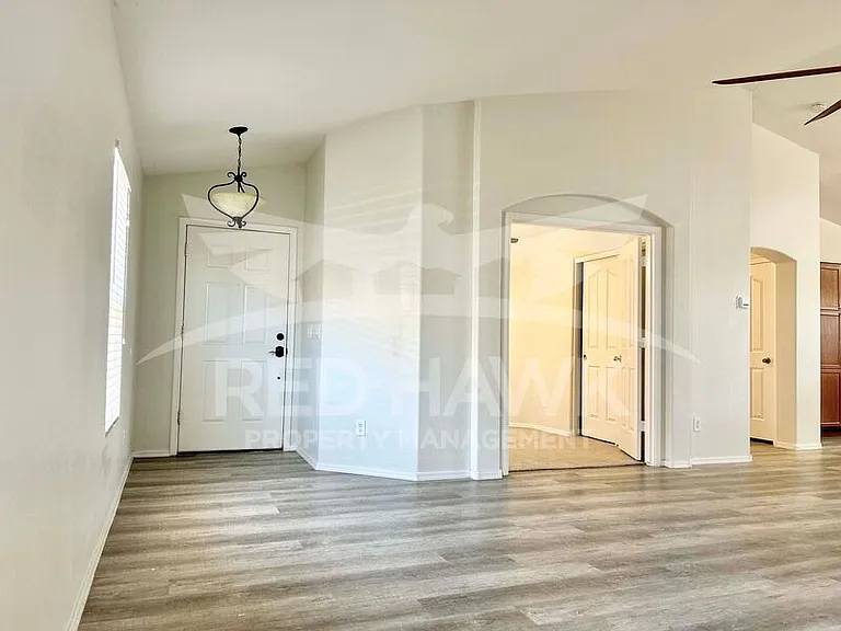 38564 N La Grange Ln — Photo 4