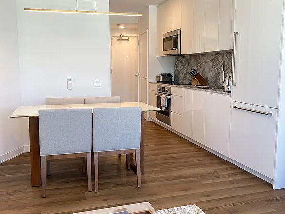 3rd image of 987 Queen St #1717