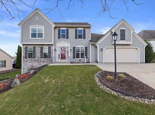 911 Valley Hill Dr, Waukesha, WI 53189