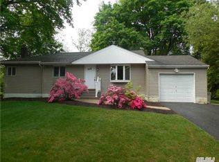 15 Duquesne Dr, Greenlawn, NY 11740