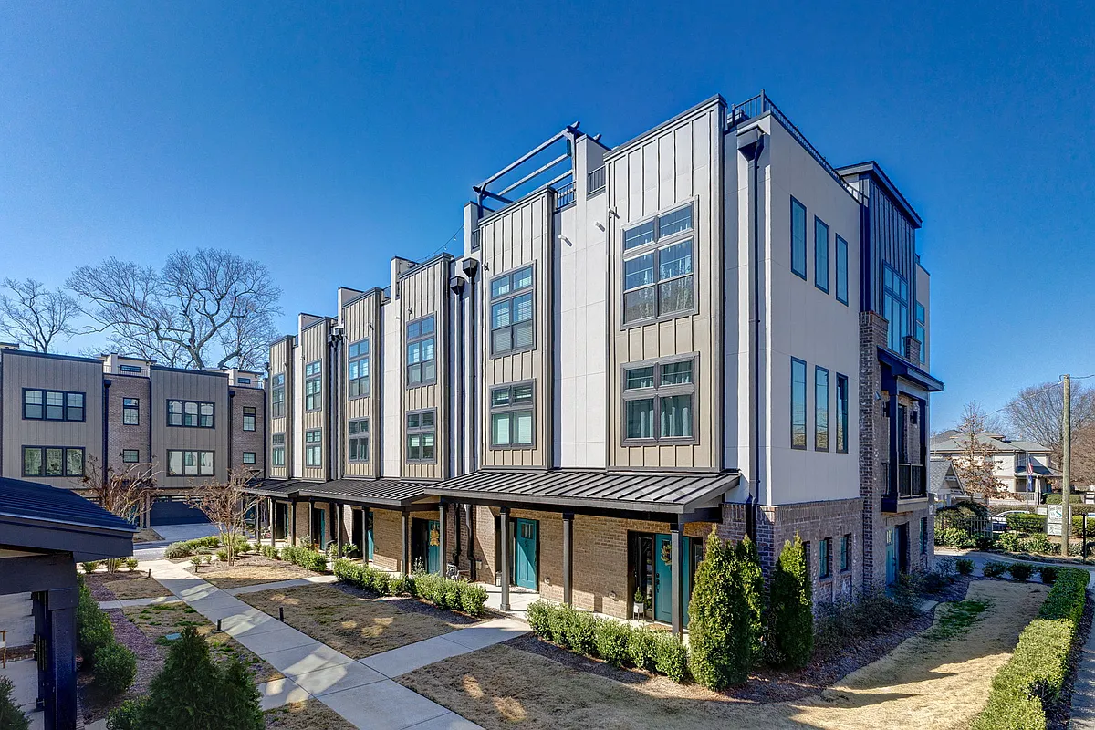 Building Photo - 121 W Stone Ave #5