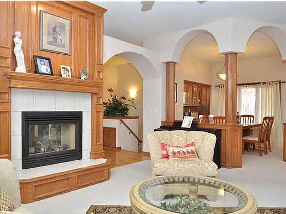 Arch ways w/generous dining 