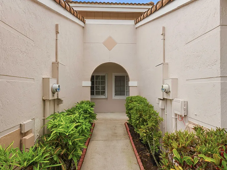 11697 SW 19th St — Photo 25