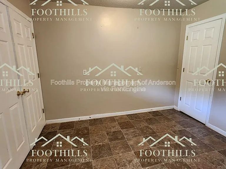 208 N Major Rd #B — Photo 3