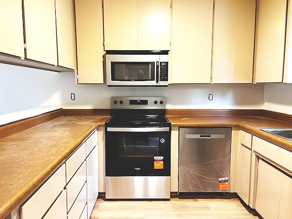 2nd image of 15478 Kingsbury Cir
