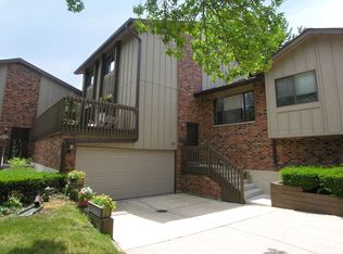 25 Highridge Rd, Willowbrook, IL 60527