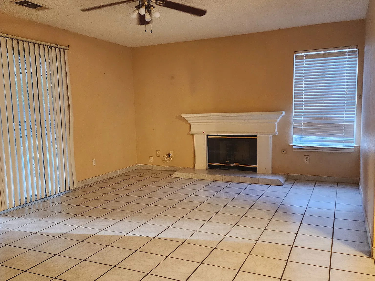 3 bed, 1115 sqft, $2,200 — Photo 2