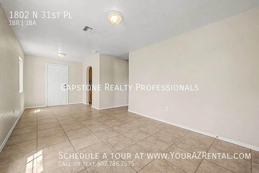 Charming 1 Bedroom, 1 Bathroom Home with Private Yard Near Downtown Phoenix — Photo 3