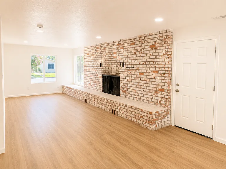 1021 E Cortland Ave — Photo 8