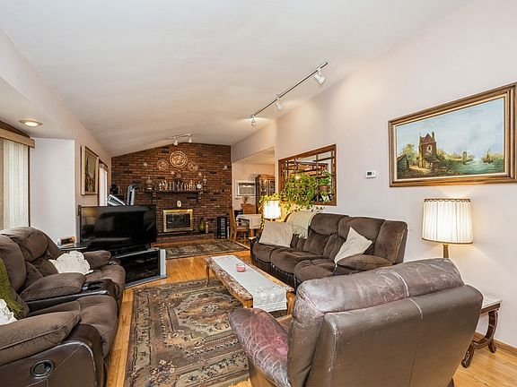 4th image of 247 W 16th St