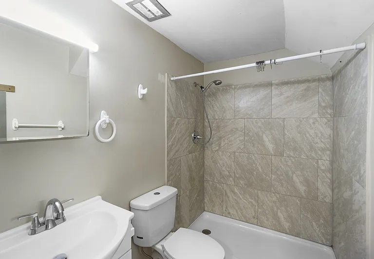 1111 E Genesee St #4 — Photo 1