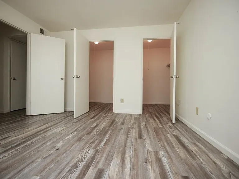Brighton Apartments — Photo 24