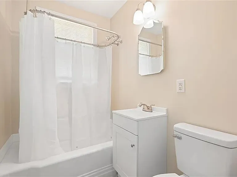 1450 McArthur St — Photo 5