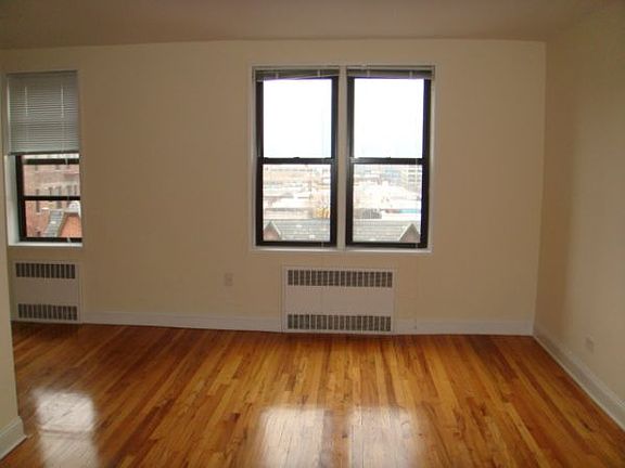 5th image of 4307 39th Pl APT 4E