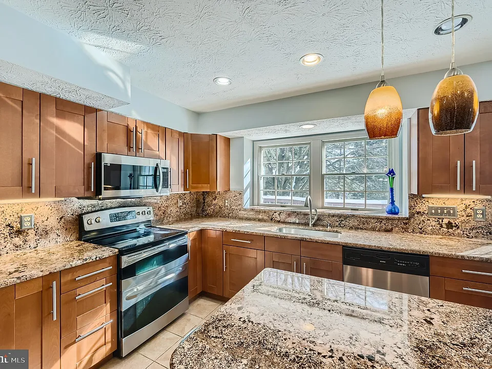 8 Sapphire Hill Ct
