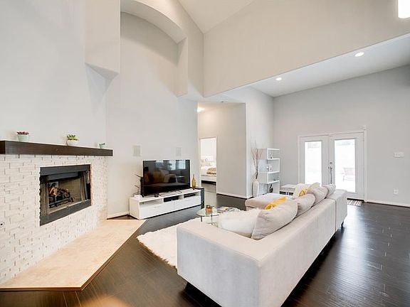 TALL OPEN LIVING AREA
