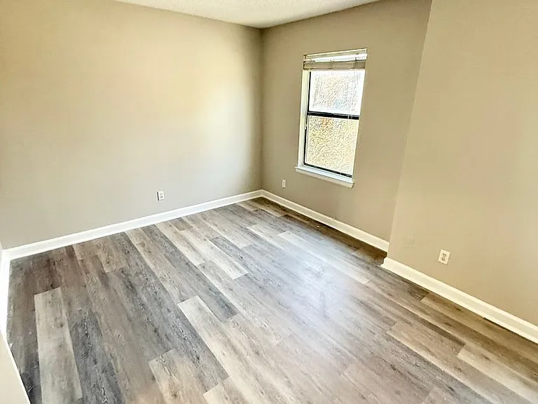 415 W 10th St — Photo 17