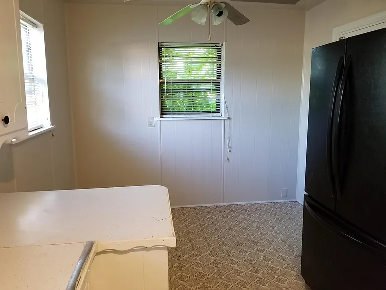 1617 NW Lincoln Ave — Photo 3