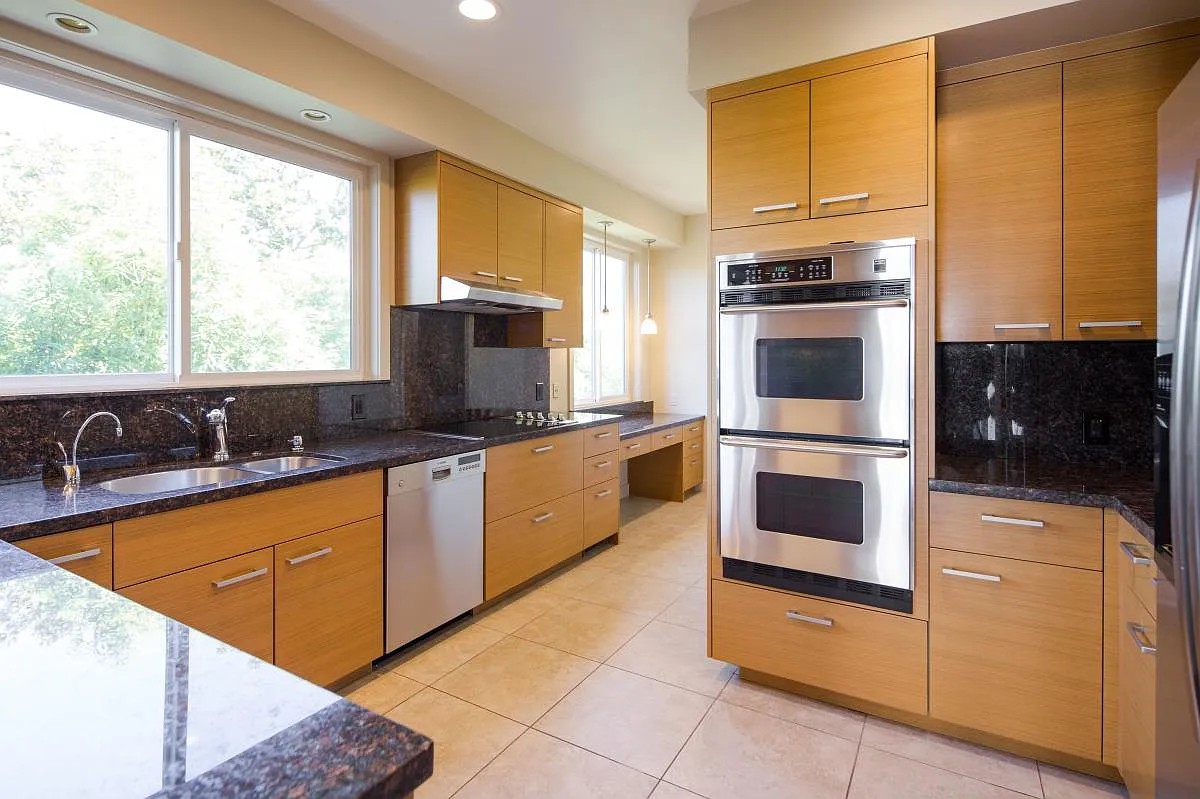 3 bed, 2200 sqft, $9,300 — Photo 3