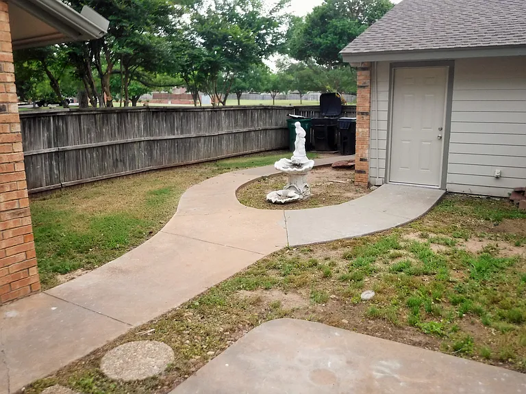 526 Greenlea Chase W — Photo 3