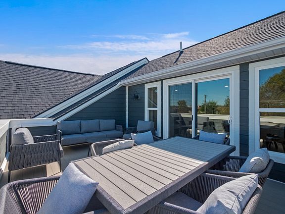 Spacious Outdoor Deck