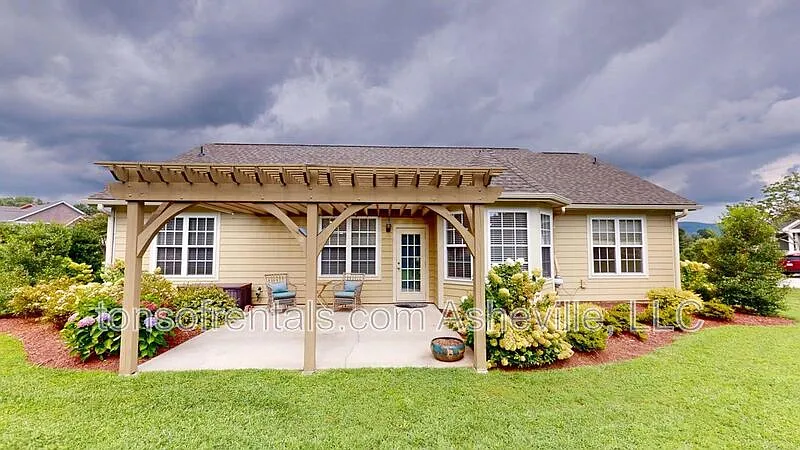 3 bed, 2.0 bath, 1775 sqft, $2,600 — Photo 2