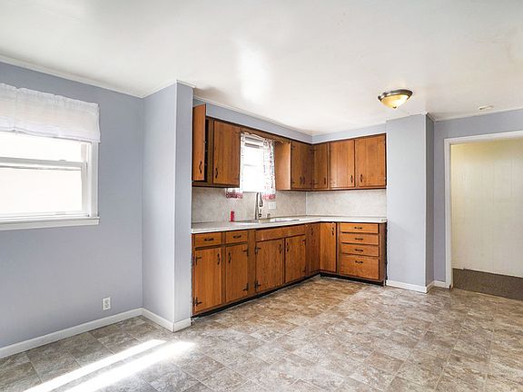 3rd image of 914 Fulton St W #2
