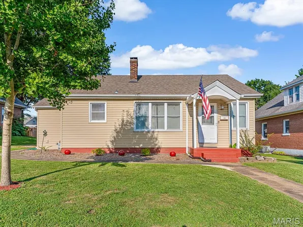 306 S Market St, Waterloo, IL 62298