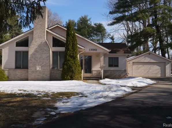 1890 Welch Rd, Commerce Township, MI 48390
