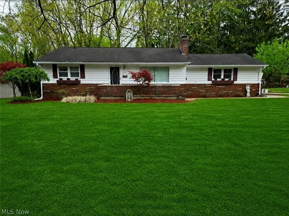 1702 Bears Den Rd, Youngstown, OH 44511