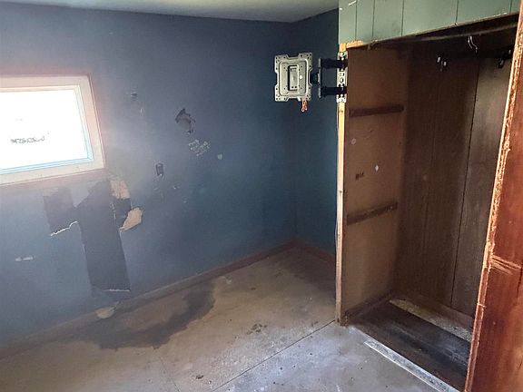 4th image of 206 Center St