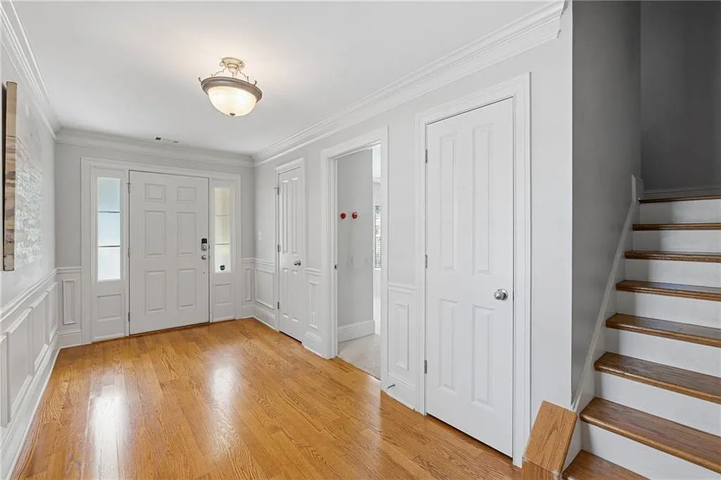 3 bed, 3.5 bath, 2389 sqft, $3,300 — Photo 2