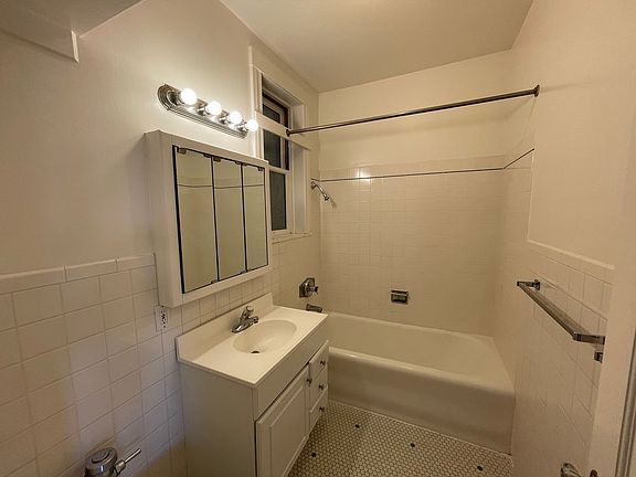 4th image of 3711 Fillmore St #202